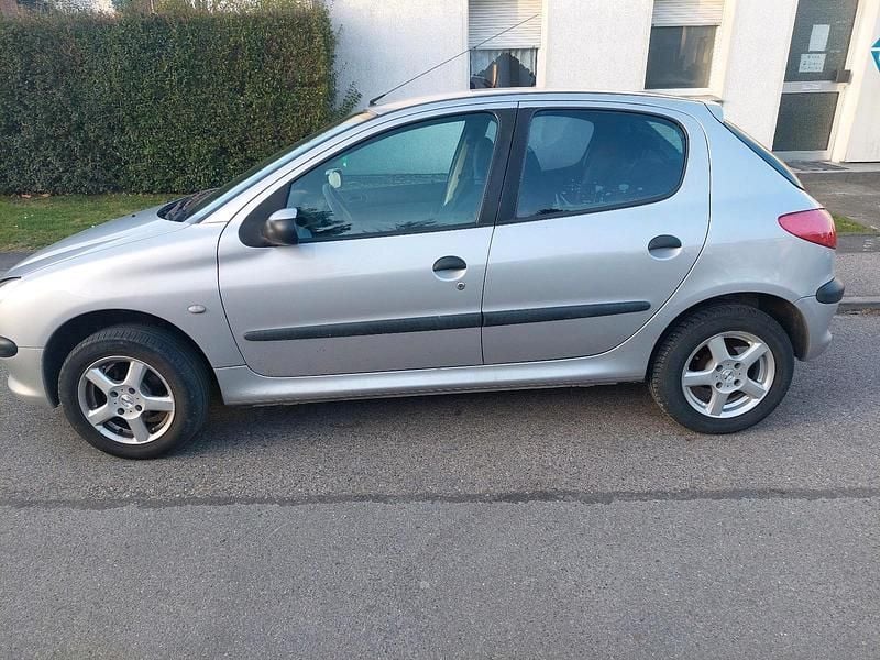 Gebraucht Peugeot 206 75 PS (55 kW) 2002 Silber Kleinwagen