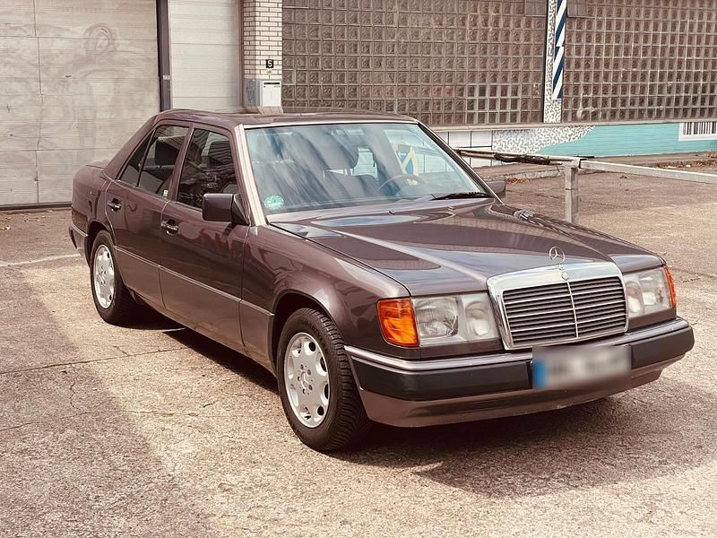 Gebraucht Mercedes E230 132 PS (97 kW) 1992 Violet Limousine