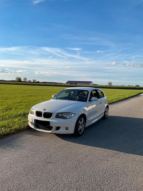 Weiß Gebraucht 2008 BMW 118 Coupé M Sport Coupé | 3.999 € - Bild 1/4