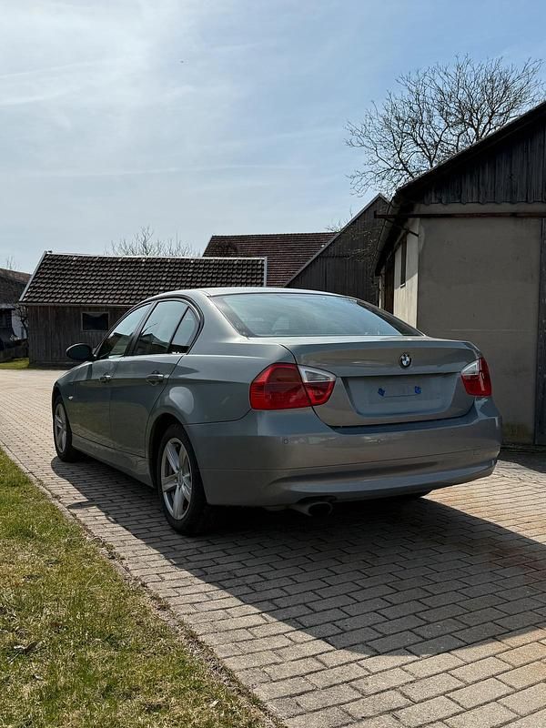 Gebraucht BMW 318 143 PS (105 kW) 2008 Grau Limousine