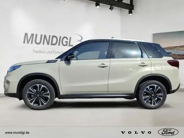Grün (atlantis turquoise pearl met) Gebraucht 2022 Suzuki Vitara Comfort+ SUV | 21.990 € (Etwas zu teuer) - Bild 1/2
