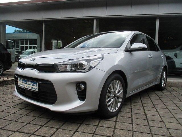 Silber Gebraucht 2017 Kia Rio DREAM-TEAM Edition Limousine | 12.500 € (Fairer Preis) - Bild 1/4