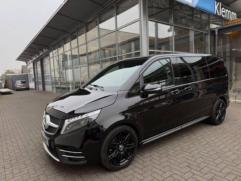 Schwarz Gebraucht 2023 Mercedes V300 AMG line Van / Kleinbus | 56.950 € (Fairer Preis) - Bild 1/4