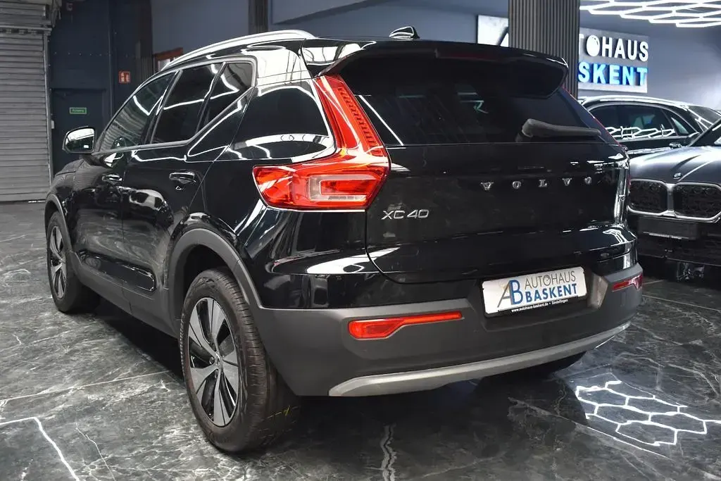 Gebraucht Volvo XC40 Momentum 163 PS (119 kW) 2020 Schwarz SUV