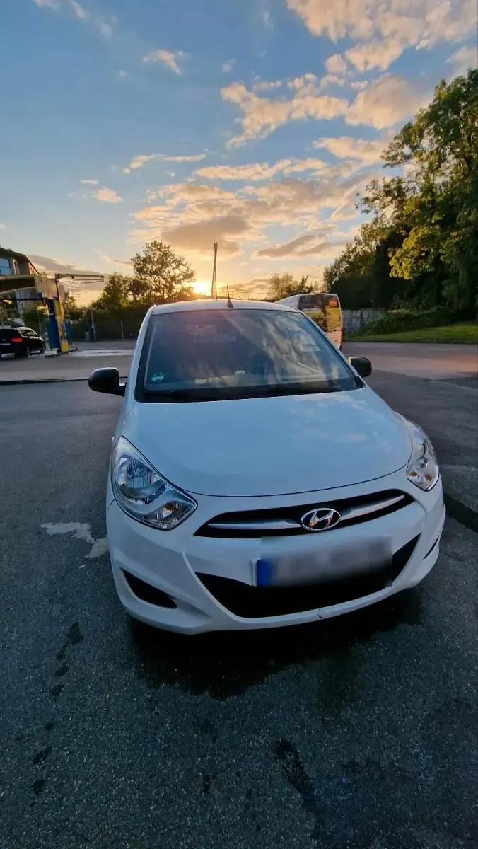 Gebraucht Hyundai i10 69 PS (50 kW) 2012 Weiß Kleinwagen