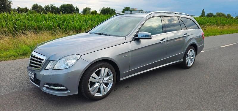 Grau Gebraucht 2011 Mercedes E220 Avantgarde Kombi | 9.900 € (Fairer Preis) - Bild 1/4