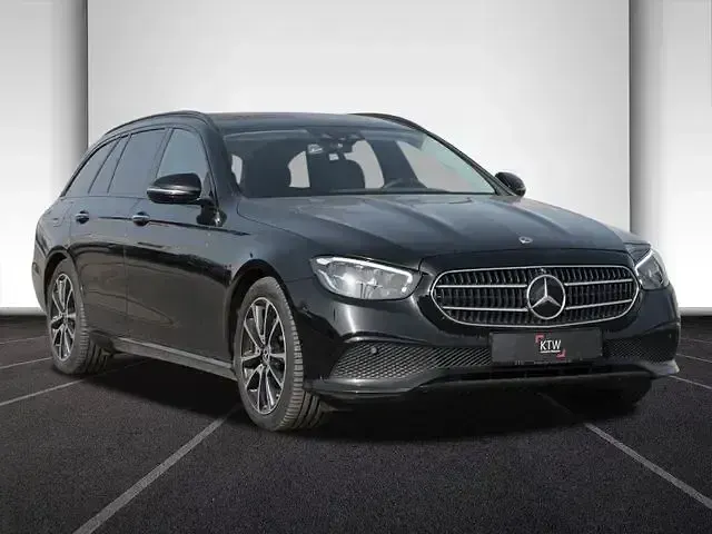 Gebraucht Mercedes E220 Avantgarde 200 PS (147 kW) 2024 Schwarz Limousine