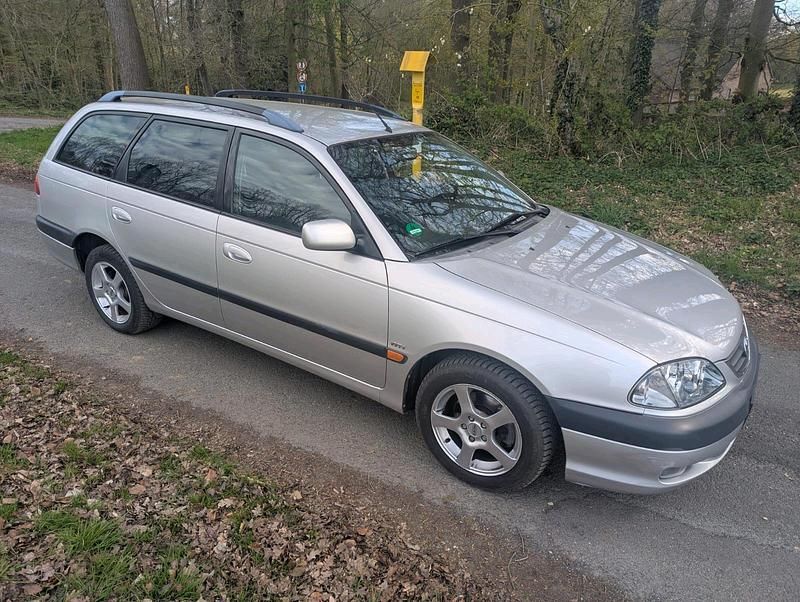 Gebraucht Toyota Avensis 129 PS (94 kW) 2002 Silber Kombi