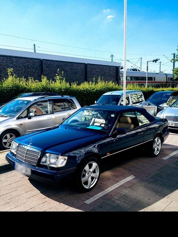 Gebraucht Mercedes E220 150 PS (110 kW) 1996 Blau Cabrio