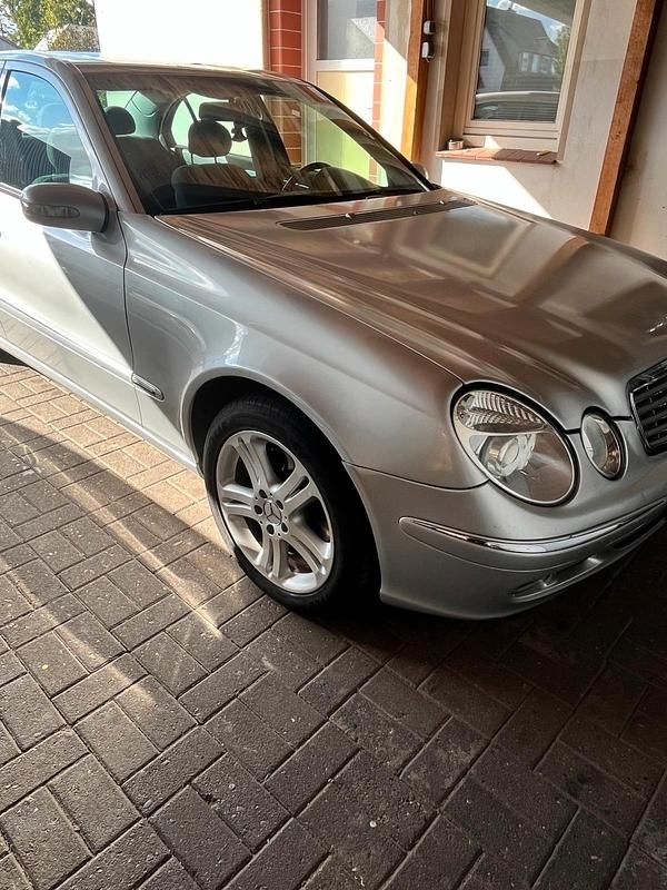 Silber Gebraucht 2004 Mercedes E240 Limousine | 2.950 € (Superpreis) - Bild 1/4