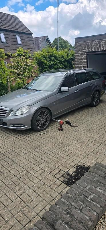 Grau Gebraucht 2011 Mercedes E220 Kombi | 9.000 € (Fairer Preis) - Bild 1/1