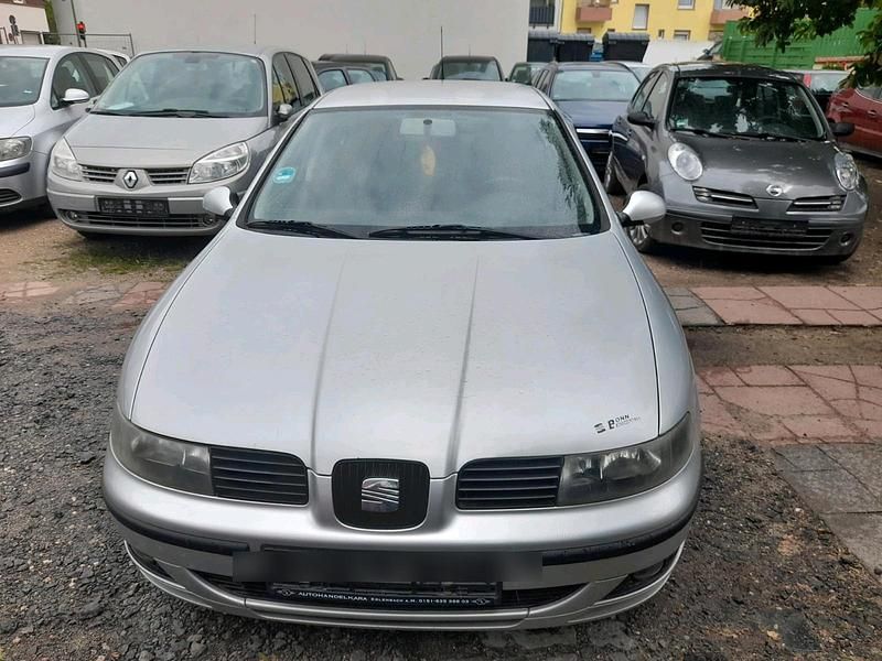 Grau Gebraucht 2004 Seat Leon Limousine | 1.200 € (Guter Preis) - Bild 1/4