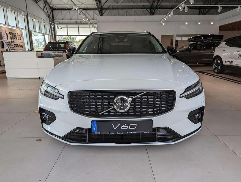 Gebraucht Volvo V60 Plus 197 PS (144 kW) 2024 Crystal white pearl / metallic Kombi