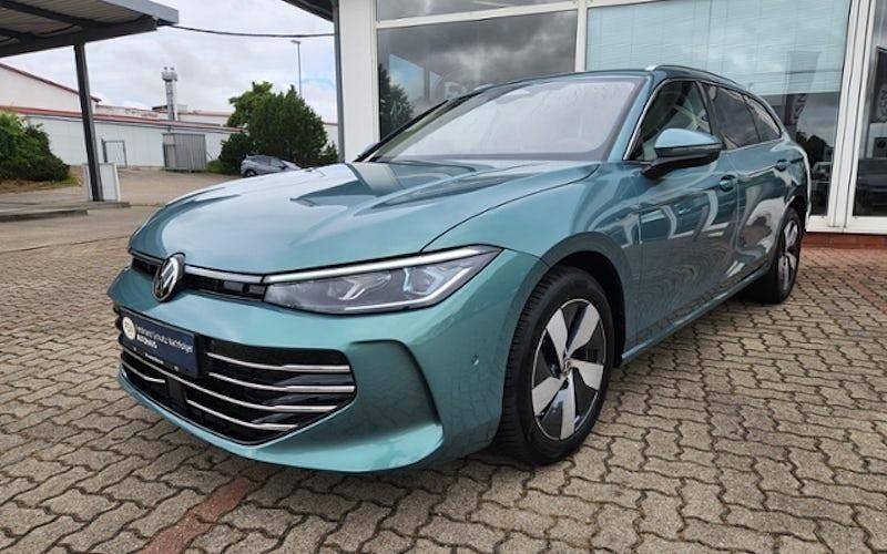 Gebraucht VW Passat Elegance 150 PS (110 kW) 2024 Grün Kombi