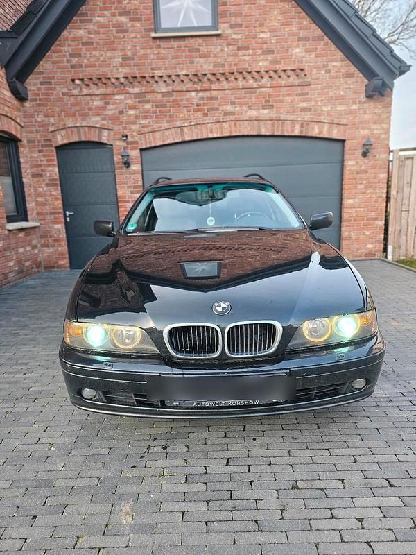 Schwarz Gebraucht 2002 BMW 530 Kombi | 3.750 € (Fairer Preis) - Bild 1/4