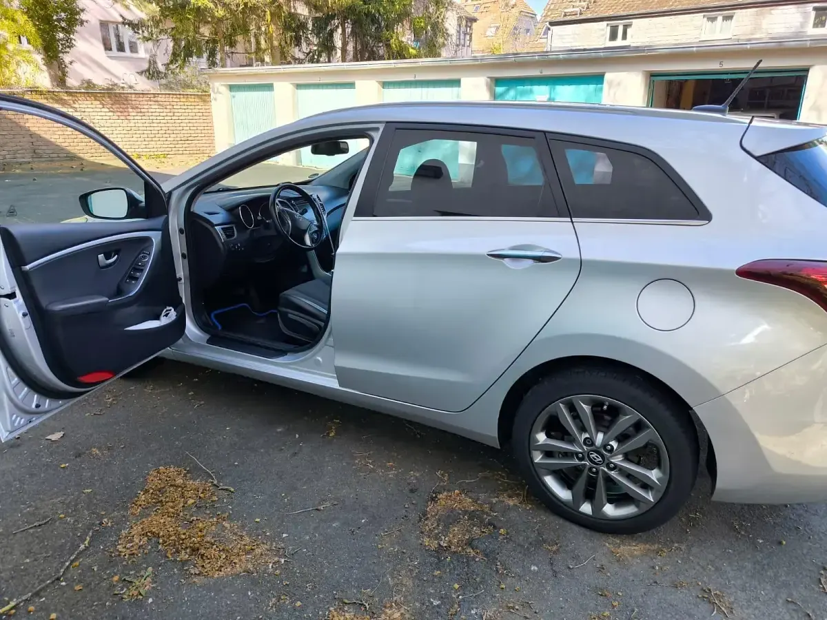Gebraucht Hyundai i30 Style 110 PS (80 kW) 2015 Silber Kombi