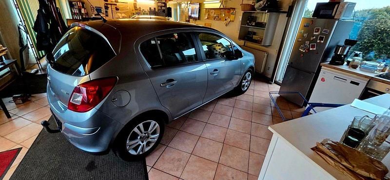 Gebraucht Opel Corsa 75 PS (55 kW) 2012 Silber Kleinwagen