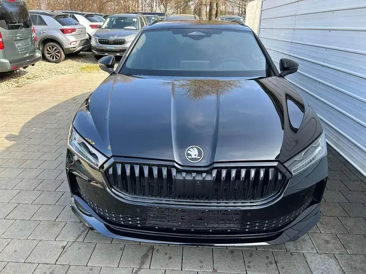 Neu Skoda Superb SportLine 193 PS (141 kW) 2026 Ebony black metallic Kombi