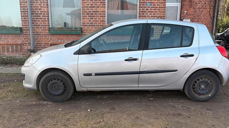 Gebraucht Renault Clio II 55 PS (40 kW) 2005 Grau Kleinwagen