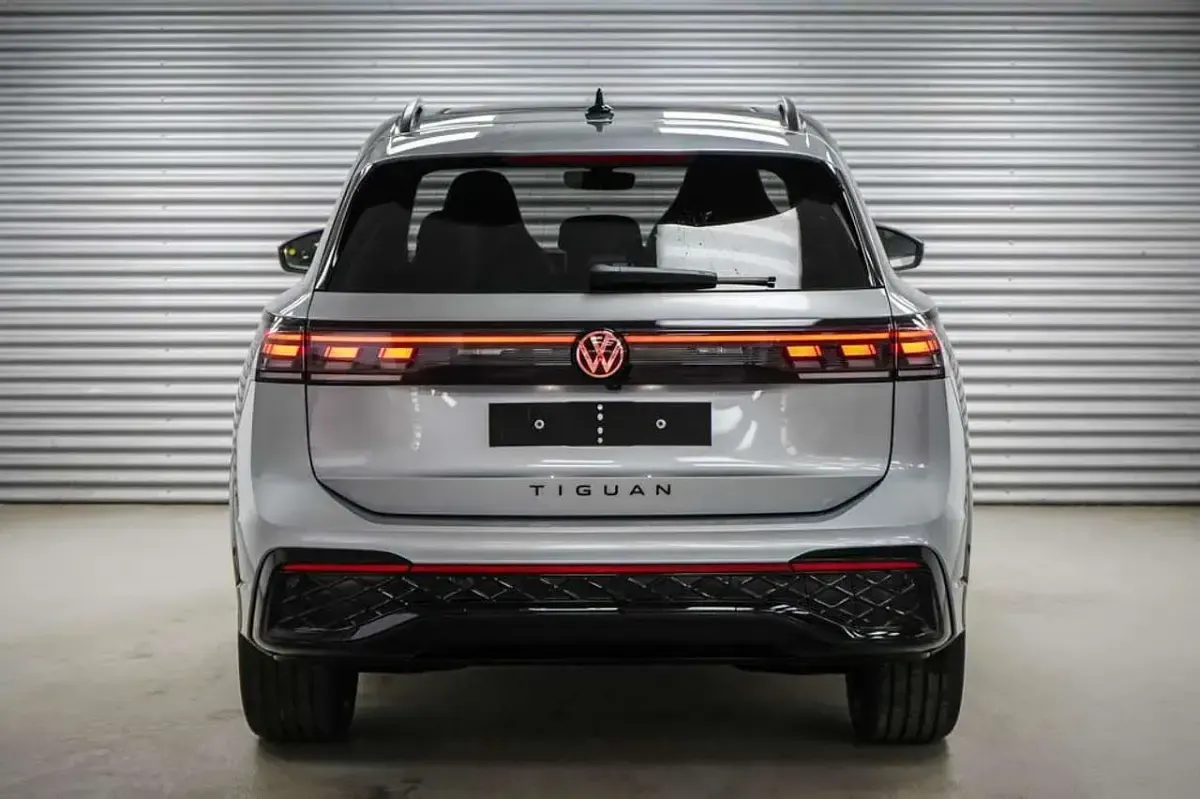 Neu VW Tiguan R-line 193 PS (141 kW) 2025 Oyster silver metallic (f0) SUV