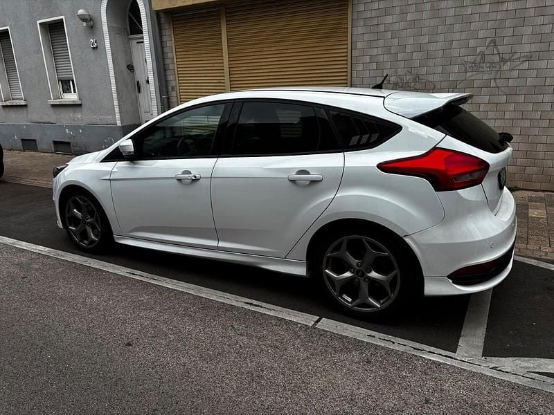Weiß Gebraucht 2016 Ford Focus ST Limousine | 10.500 € (Guter Preis) - Bild 1/4