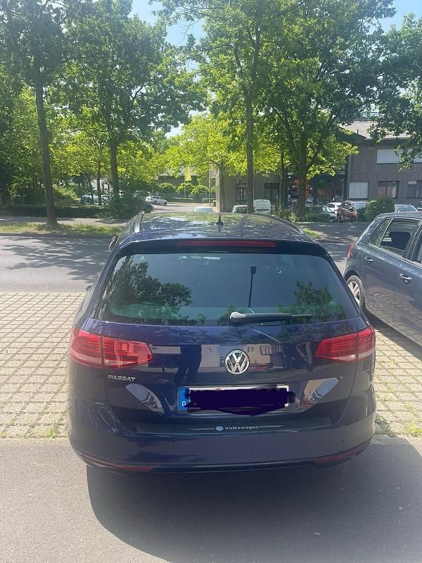 Blau Gebraucht 2018 VW Passat Kombi | 15.700 € (Guter Preis) - Bild 1/4