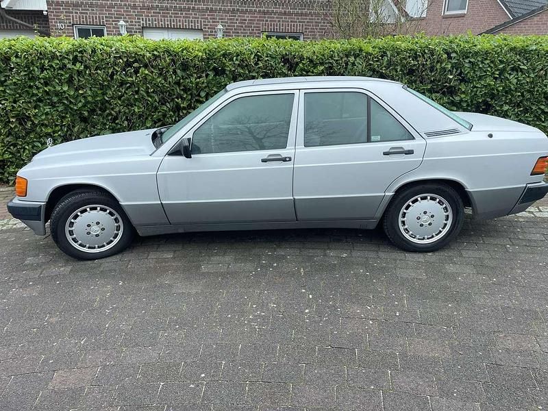 Silber Gebraucht 1989 Mercedes 190 Limousine | 5.990 € - Bild 1/4