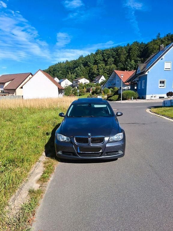 Grau Gebraucht 2007 BMW 320 Limousine | 2.500 € (Superpreis) - Bild 1/4