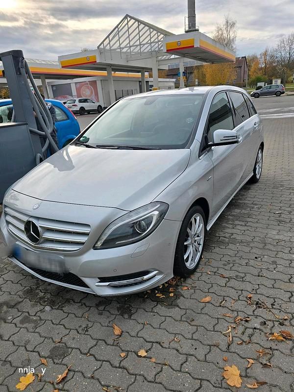 Gebraucht Mercedes B180 109 PS (80 kW) 2012 Silber Van / Kleinbus