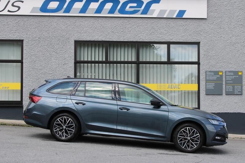 Grau Gebraucht 2021 Skoda Octavia Ambition Kombi | 19.900 € - Bild 1/4