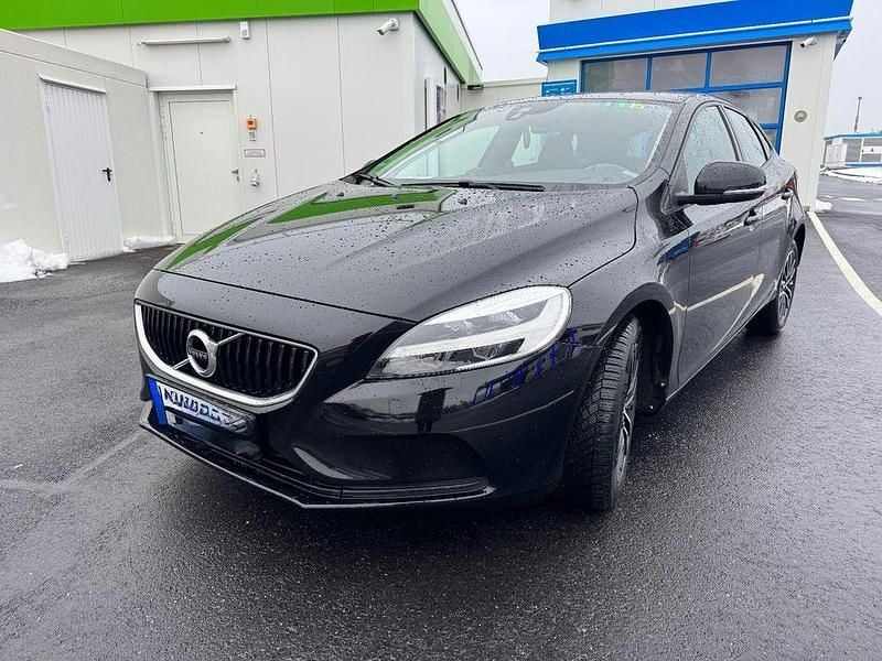 Gebraucht Volvo V40 Momentum 122 PS (89 kW) 2017 Schwarz Limousine