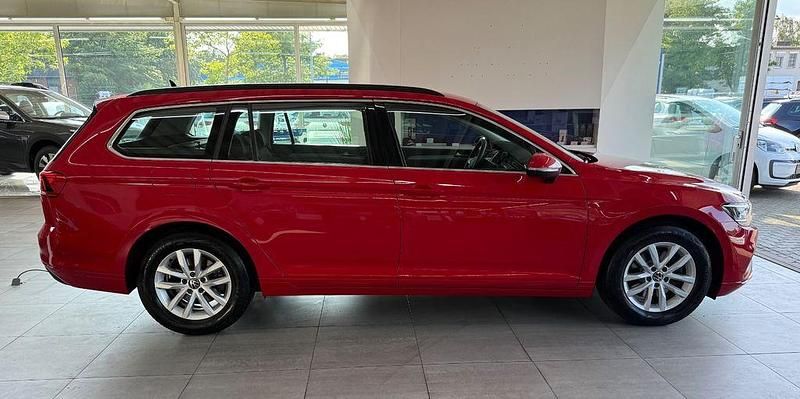 Gebraucht VW Passat Business 122 PS (89 kW) 2023 Rot Limousine