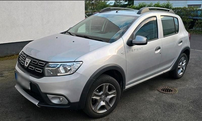 Silber Gebraucht 2018 Dacia Sandero Stepway Kleinwagen | 9.900 € (Fairer Preis) - Bild 1/4
