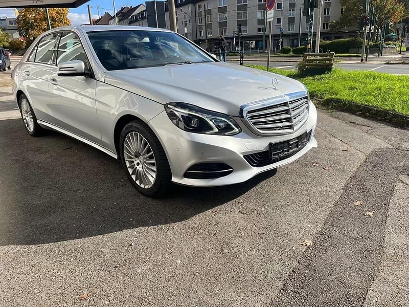 Silber Gebraucht 2015 Mercedes E220 Limousine | 16.979 € (Fairer Preis) - Bild 1/4