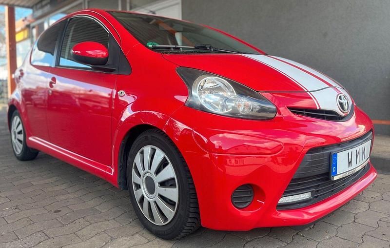 Gebraucht Toyota Aygo Cool 68 PS (50 kW) 2013 Rot Kleinwagen