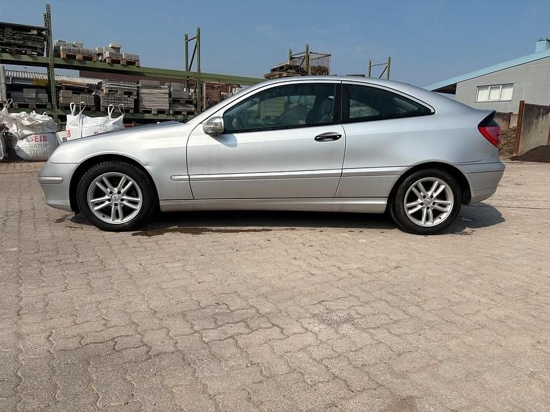 Gebraucht Mercedes C180 129 PS (94 kW) 2002 Silber Coupé
