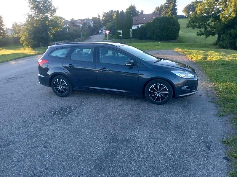 Grau Gebraucht 2012 Ford Focus Kombi | 3.900 € (Guter Preis) - Bild 1/4