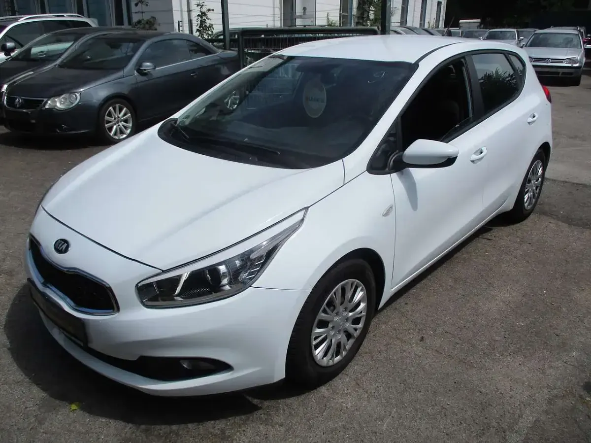 Gebraucht Kia Ceed Attract 99 PS (72 kW) 2015 (wd) carraraweiss Kleinwagen