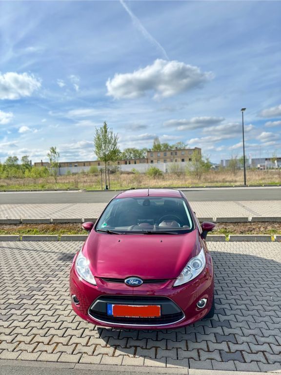 Rot Gebraucht 2008 Ford Fiesta Titanium Kleinwagen | 3.900 € (Etwas zu teuer) - Bild 1/4