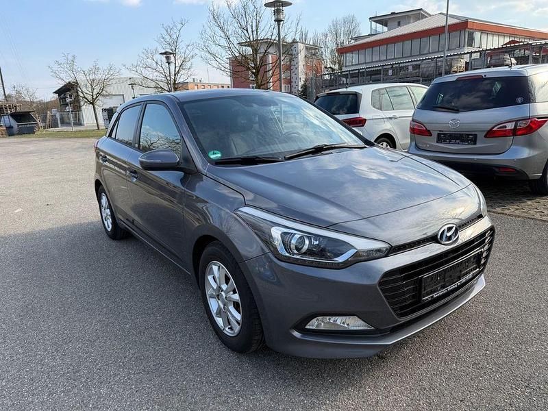 Gebraucht Hyundai i20 Passion 101 PS (74 kW) 2016 Grau Limousine