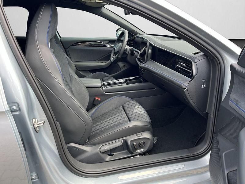 Gebraucht VW Passat R-line 150 PS (110 kW) 2025 Silber Kombi