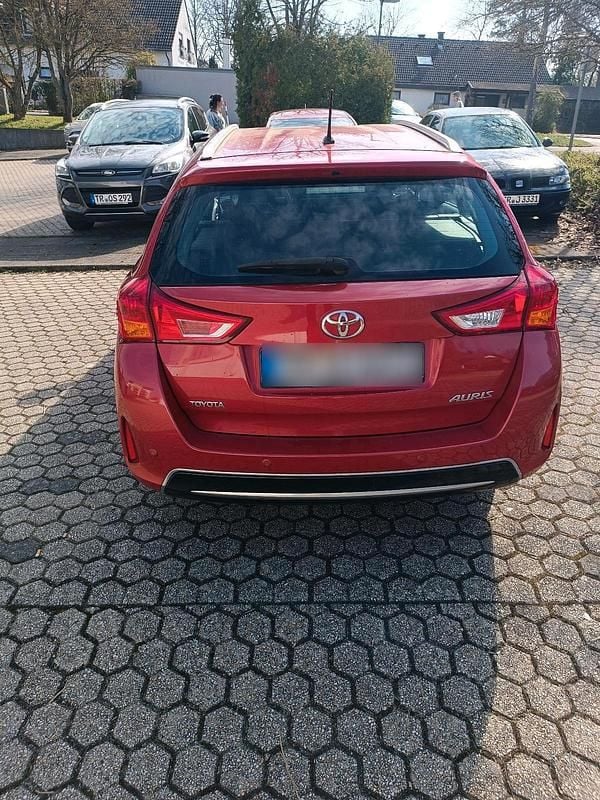 Gebraucht Toyota Auris 124 PS (91 kW) 2014 Rot Kombi