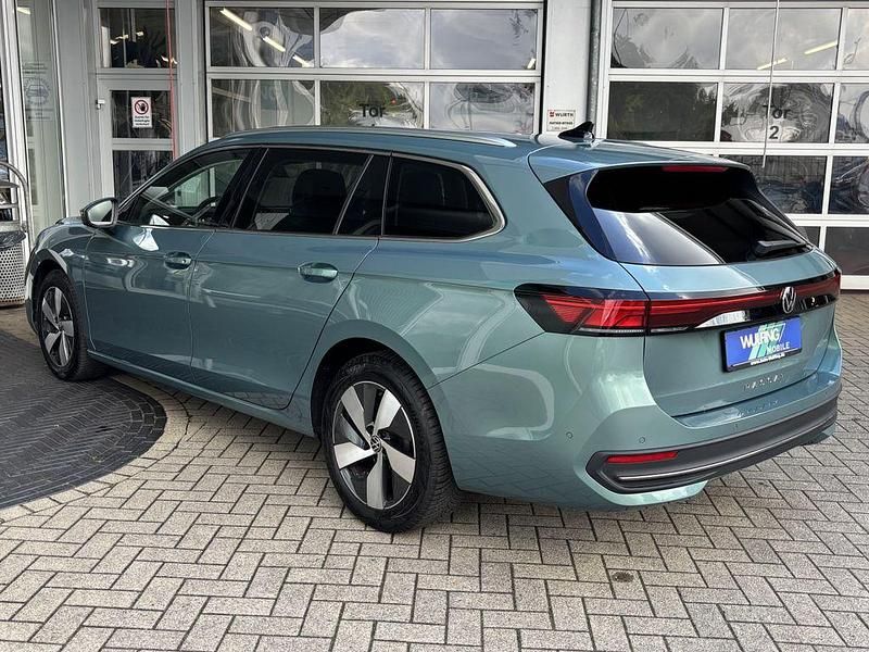 Gebraucht VW Passat Business 150 PS (110 kW) 2024 Grün Limousine