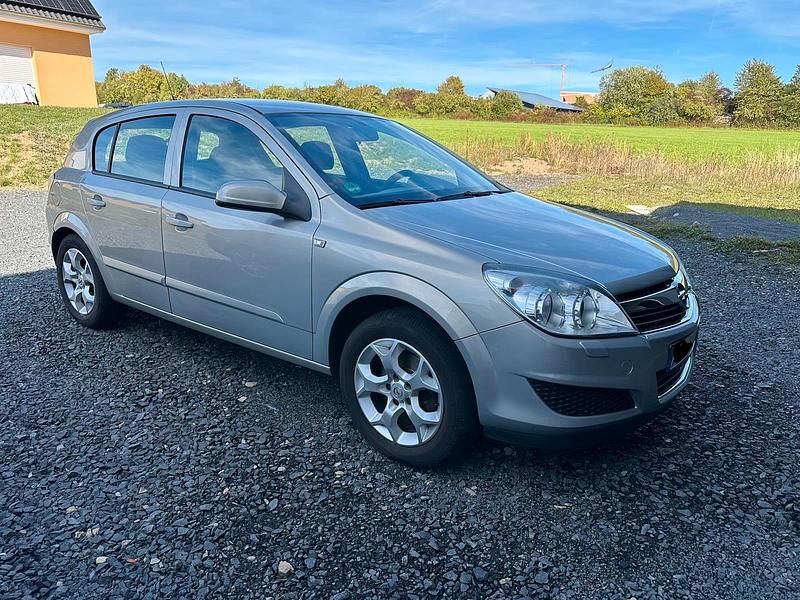 Gebraucht Opel Astra 140 PS (102 kW) 2009 Silber Limousine