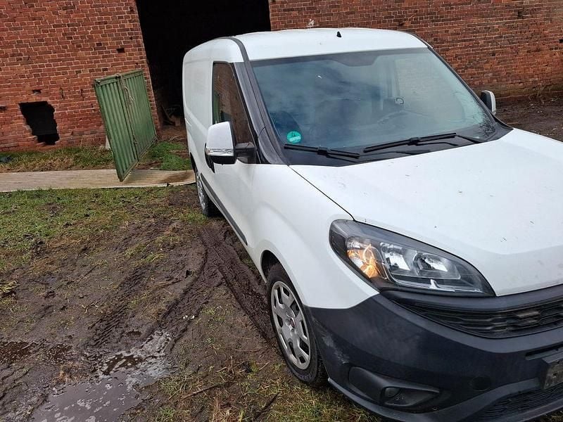 Gebraucht Fiat Doblò 101 PS (74 kW) 2018 Weiß Van / Kleinbus