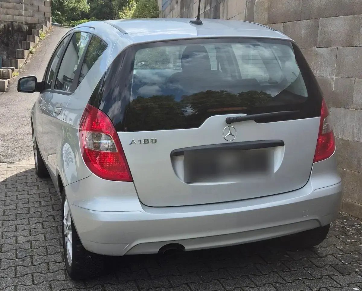 Gebraucht Mercedes A180 Elegance 116 PS (85 kW) 2010 Silber Van / Kleinbus