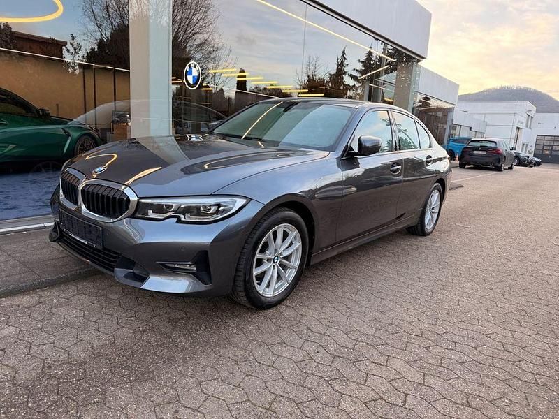 Grau Gebraucht 2020 BMW 318 Sport Line Limousine | 22.900 € (Fairer Preis) - Bild 1/4