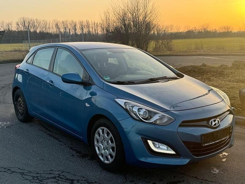 Gebraucht Hyundai i30 Classic 99 PS (72 kW) 2013 Blau Limousine