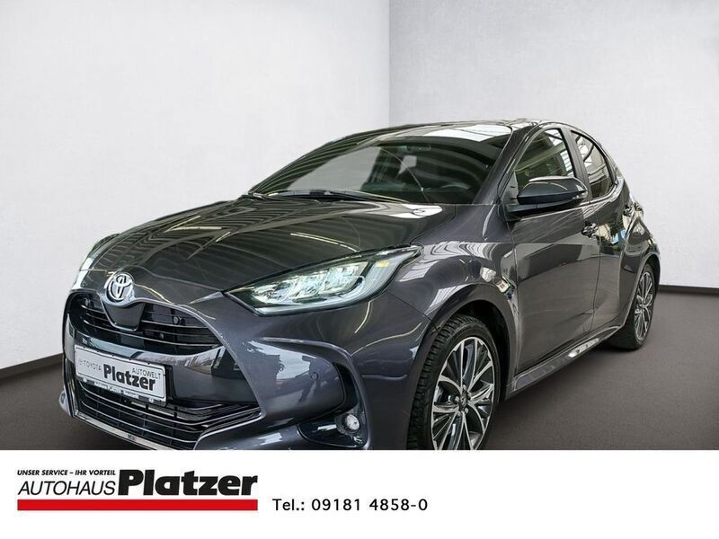 Grau Gebraucht 2024 Toyota Yaris Hybrid Style Limousine | 25.980 € (Fairer Preis) - Bild 1/4