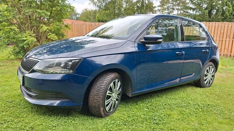 Blau Gebraucht 2015 Skoda Fabia Kleinwagen | 5.600 € (Fairer Preis) - Bild 1/4
